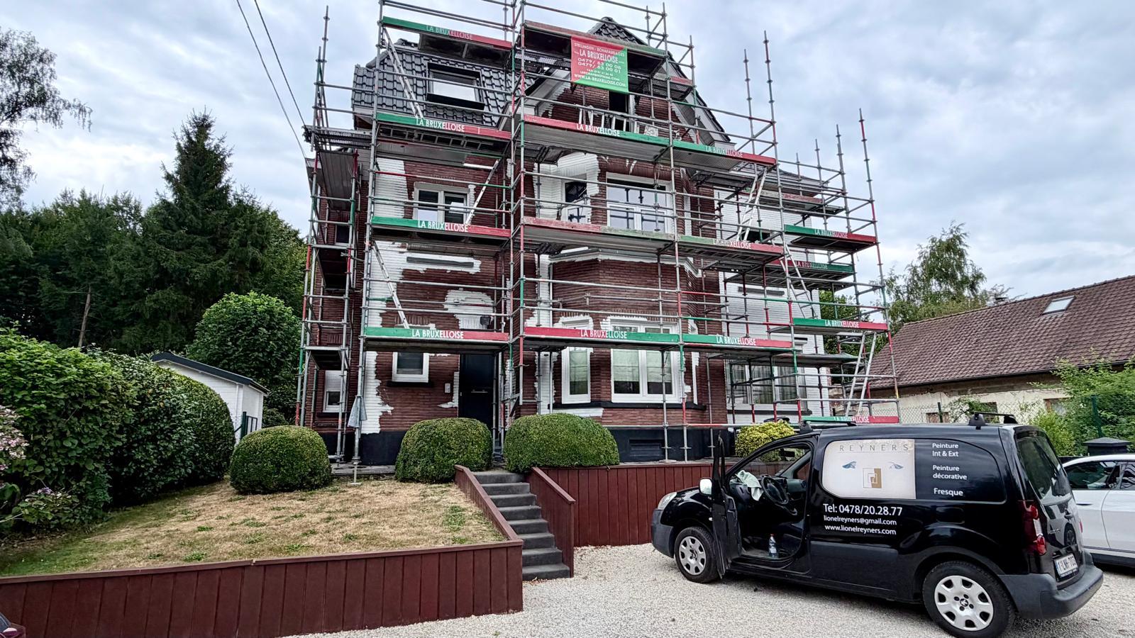 Mise en peinture d'une façade en brique — pendant les travaux