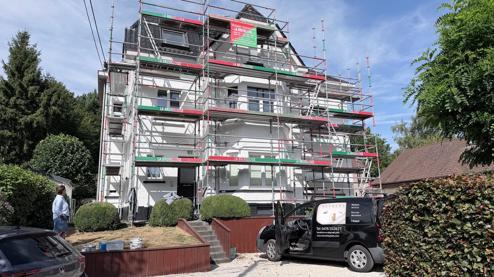 Mise en peinture d'une façade en brique — pendant les travaux