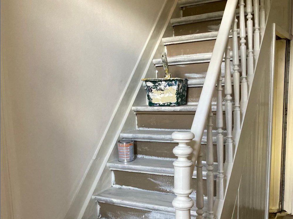 Peinture d'escalier à Wavre — avant